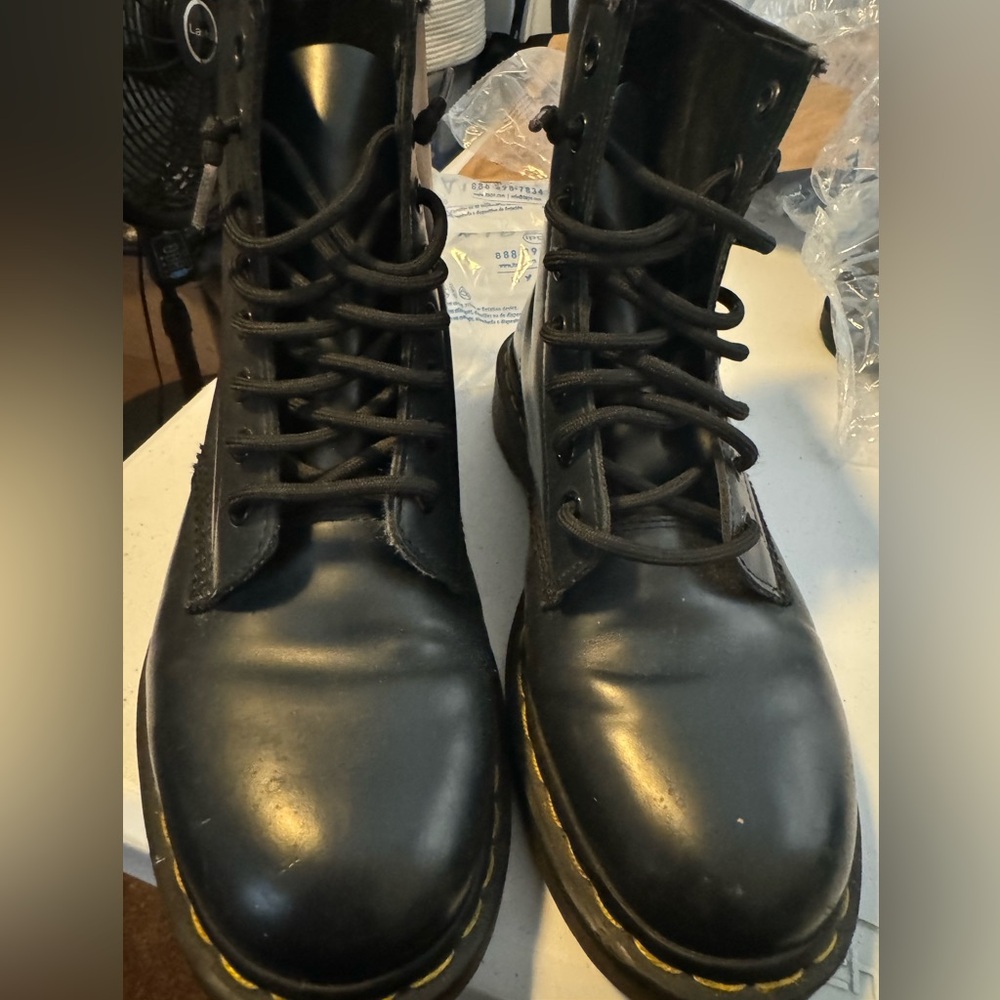 Dr Martens Air Cushion Sole boots. Men’s 8 Womens 9 color black!